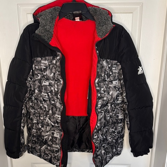 EUC Boys ZeroXposur Camouflage Hooded Puffer Jacket with Red Accents - Picture 7 of 9